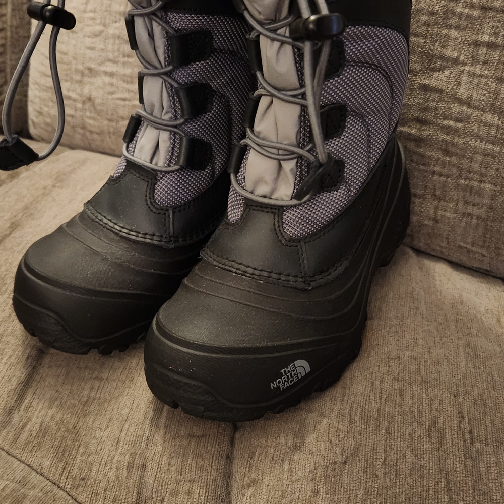 NEW The North Face Black and Gray Snow Boots Size Youth 2 Waterproof Insulated